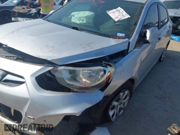 2014 Hyundai Accent GLS z VIN KMHCT4AE0EU622826, wystawiony jako IAAI lot #43147539 z przebiegiem 168 101 mil mil oraz . Historia ofert i sprzedaży dostępna na DreamBid. Obrazek 6.