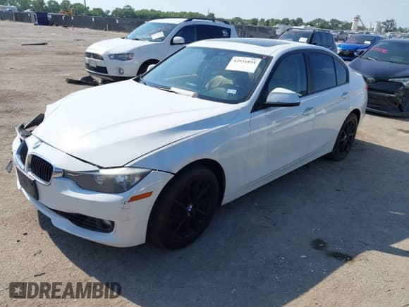 2015 BMW 3 Series 328i z VIN WBA3A5G56FNS83909, wystawiony jako IAAI lot #42931894 z przebiegiem 131 937 mil mil oraz . Historia ofert i sprzedaży dostępna na DreamBid. Obrazek 2.