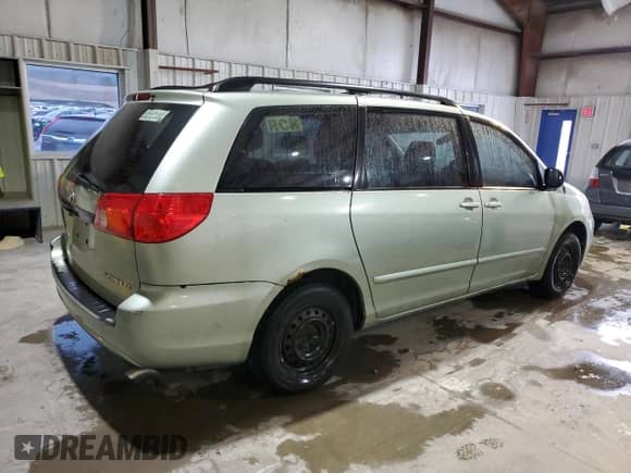 2010 Toyota Sienna CE z VIN 5TDKK4CC4AS315740, wystawiony jako Copart lot #82469755 z przebiegiem 256 689 mil mil oraz Czysty tytuł • Clean title. Historia ofert i sprzedaży dostępna na DreamBid. Obrazek 3.