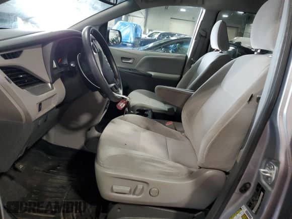 2017 Toyota Sienna LE Auto Access Seat z VIN 5TDKZ3DC6HS830883, wystawiony jako Copart lot #68318955 z przebiegiem 80 884 mil mil oraz Szkoda całkowita • Salvage title. Historia ofert i sprzedaży dostępna na DreamBid. Obrazek 7.