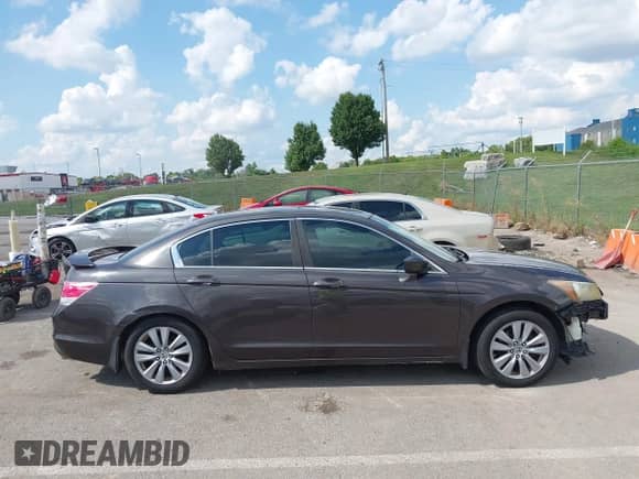 2011 Honda Accord EX-L с VIN 1HGCP2F82BA061575, выставлен на аукционе IAAI как лот 42905258 с пробегом Не указан миль и . История ставок и продаж доступна на DreamBid. Изображение 14.