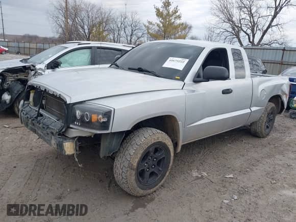 2007 Dodge Dakota SLT with VIN 1D7HW42P27S129431, listed as a IAAI auction lot 41673222 with 134,215 mi miles and . Bid and sale history available at DreamBid. Image 2.