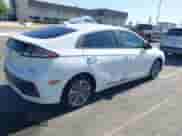 2020 Hyundai Ioniq SE z VIN KMHC65LD8LU198343, wystawiony jako IAAI lot #42313918 z przebiegiem 41 671 mil mil oraz . Historia ofert i sprzedaży dostępna na DreamBid. Obrazek 4.