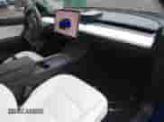 2022 Tesla Model Y Performance z VIN 7SAYGDEF1NF381579, wystawiony jako IAAI lot #42907318 z przebiegiem 78 749 mil mil oraz . Historia ofert i sprzedaży dostępna na DreamBid. Obrazek 5.