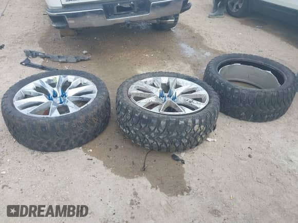 2018 GMC Sierra 1500 SLT z VIN 3GTP1NEC9JG589381, wystawiony jako IAAI lot #42745422 z przebiegiem 104 101 mil mil oraz . Historia ofert i sprzedaży dostępna na DreamBid. Obrazek 12.