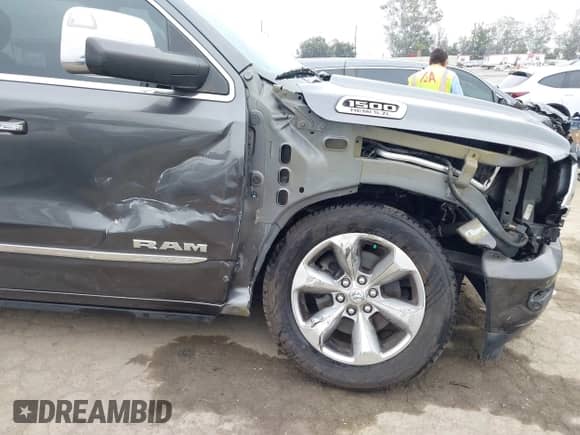 2019 Ram 1500 Limited z VIN 1C6SRFHT6KN773195, wystawiony jako IAAI lot #42421233 z przebiegiem 82 506 mil mil oraz . Historia ofert i sprzedaży dostępna na DreamBid. Obrazek 18.