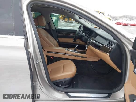 2011 BMW 7 Series 740Li z VIN WBAKB4C54BC574892, wystawiony jako IAAI lot #41165432 z przebiegiem 115 489 mil mil oraz . Historia ofert i sprzedaży dostępna na DreamBid. Obrazek 5.