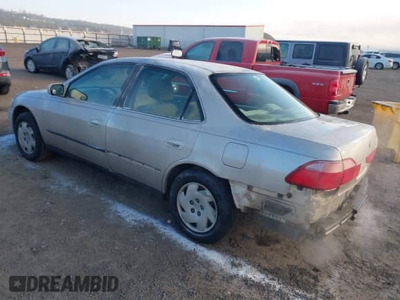 1998 Honda Accord LX z VIN 1HGCG1647WA022039, wystawiony jako IAAI lot #41383541 z przebiegiem 209 295 mil mil oraz . Historia ofert i sprzedaży dostępna na DreamBid. Obrazek 3.