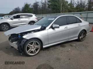 2011 Mercedes-Benz C 300 Sport z VIN WDDGF5EB8BA483275, wystawiony jako Copart lot #83986595 z przebiegiem 106 381 mil mil oraz Szkoda całkowita • Salvage title. Historia ofert i sprzedaży dostępna na DreamBid. Obrazek 1.
