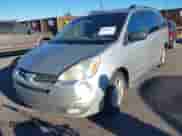 2004 Toyota Sienna XLE z VIN 5TDZA22C14S042641, wystawiony jako IAAI lot #43572594 z przebiegiem 378 605 mil mil oraz . Historia ofert i sprzedaży dostępna na DreamBid. Obrazek 2.