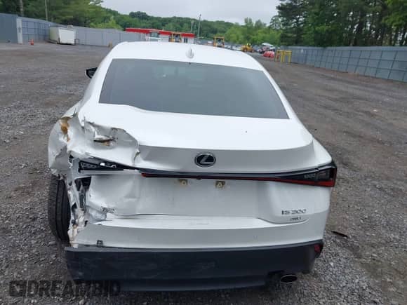 2023 Lexus IS 300 z VIN JTHD81F21P5050734, wystawiony jako IAAI lot #42464046 z przebiegiem 25 957 mil mil oraz . Historia ofert i sprzedaży dostępna na DreamBid. Obrazek 16.