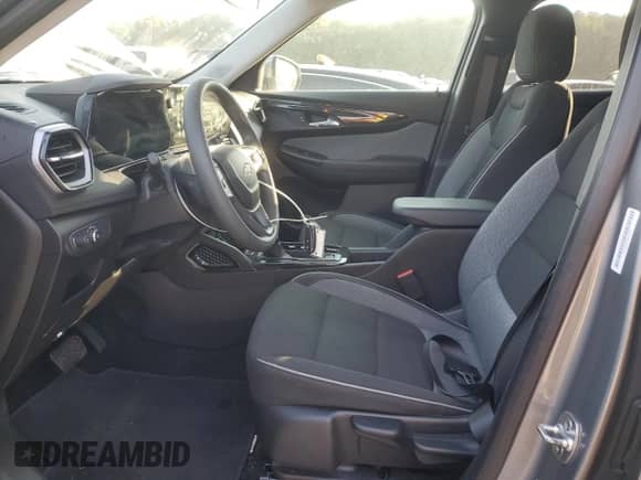2025 Chevrolet TrailBlazer LT z VIN KL79MPSL2SB151874, wystawiony jako Copart lot #87109835 z przebiegiem 22 417 mil mil oraz Czysty tytuł • Clean title. Historia ofert i sprzedaży dostępna na DreamBid. Obrazek 7.