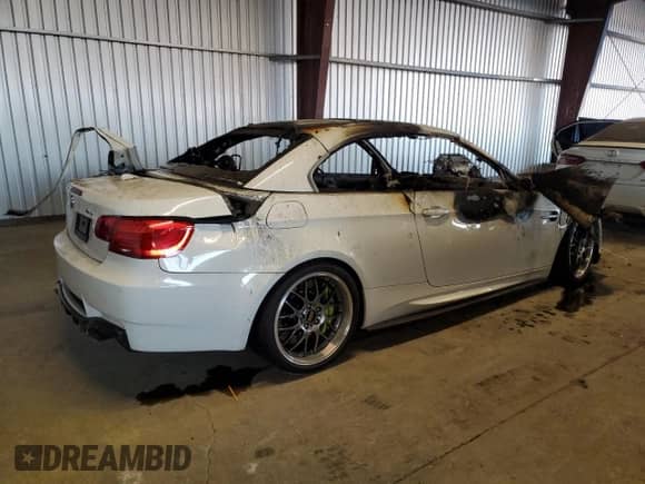 2011 BMW M3 z VIN WBSDX9C50BE399046, wystawiony jako Copart lot #83610864 z przebiegiem Nie podano mil oraz Nie do naprawy • Non repairable. Historia ofert i sprzedaży dostępna na DreamBid. Obrazek 3.
