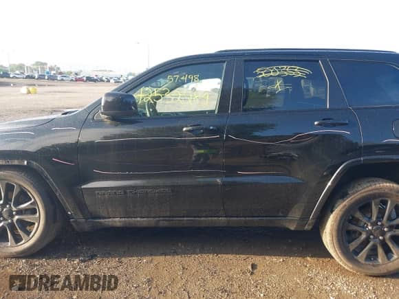 2018 Jeep Grand Cherokee Altitude с VIN 1C4RJFAG7JC500353, выставлен на аукционе IAAI как лот 42724785 с пробегом 57 498 миль миль и . История ставок и продаж доступна на DreamBid. Изображение 15.