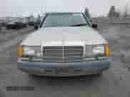 1987 Mercedes-Benz 300 E z VIN WDBEA30D0HA528424, wystawiony jako Copart lot #84249444 z przebiegiem 132 054 mil mil oraz Czysty tytuł • Clean title. Historia ofert i sprzedaży dostępna na DreamBid. Obrazek 5.