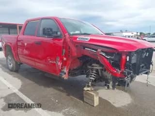 2025 Ram 1500 Big Horn z VIN 1C6RRFFG8SN535692, wystawiony jako IAAI lot #42177840 z przebiegiem 8 634 mil mil oraz . Historia ofert i sprzedaży dostępna na DreamBid. Obrazek 1.