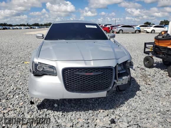 2022 Chrysler 300 S с VIN 2C3CCABG1NH167544, выставлен на аукционе Copart как лот 84357735 с пробегом 78 338 миль миль и На запчасти • Non repairable. История ставок и продаж доступна на DreamBid. Изображение 5.