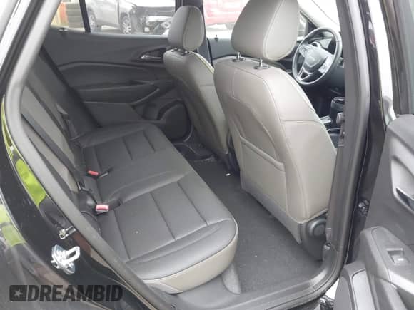 2025 Chevrolet Trax ACTIV z VIN KL77LKEPXSC258953, wystawiony jako IAAI lot #43152346 z przebiegiem 5 065 mil mil oraz . Historia ofert i sprzedaży dostępna na DreamBid. Obrazek 8.