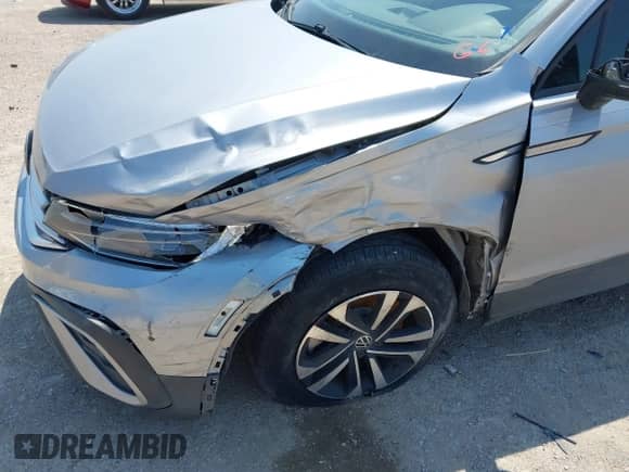 2022 Volkswagen Tiguan S z VIN 3VV1B7AX5NM152137, wystawiony jako IAAI lot #43150933 z przebiegiem 49 575 mil mil oraz . Historia ofert i sprzedaży dostępna na DreamBid. Obrazek 6.