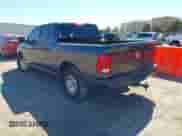 2018 Ram 1500 Tradesman z VIN 1C6RR6KG4JS293862, wystawiony jako IAAI lot #41545757 z przebiegiem 106 627 mil mil oraz . Historia ofert i sprzedaży dostępna na DreamBid. Obrazek 3.