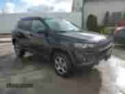 2022 Jeep Compass Trailhawk z VIN 3C4NJDDB3NT162401, wystawiony jako Copart lot #55527765 z przebiegiem 65 579 mil mil oraz Szkoda całkowita • Salvage title. Historia ofert i sprzedaży dostępna na DreamBid. Obrazek 4.