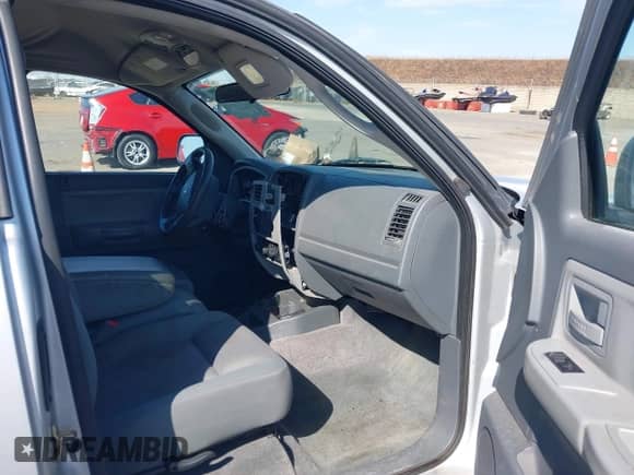 2005 Dodge Dakota SLT with VIN 1D7HW42NX5S134596, listed as a IAAI auction lot 43314356 with 129,087 mi miles and . Bid and sale history available at DreamBid. Image 5.