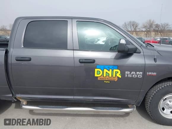 2018 Ram 1500 SSV z VIN 1C6RR7XT3JS270620, wystawiony jako IAAI lot #41797713 z przebiegiem 126 978 mil mil oraz . Historia ofert i sprzedaży dostępna na DreamBid. Obrazek 13.