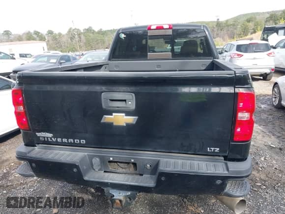 2016 Chevrolet Silverado 2500HD LTZ z VIN 1GC1KWE8XGF182992, wystawiony jako IAAI lot #41636102 z przebiegiem 234 240 mil mil oraz . Historia ofert i sprzedaży dostępna na DreamBid. Obrazek 16.