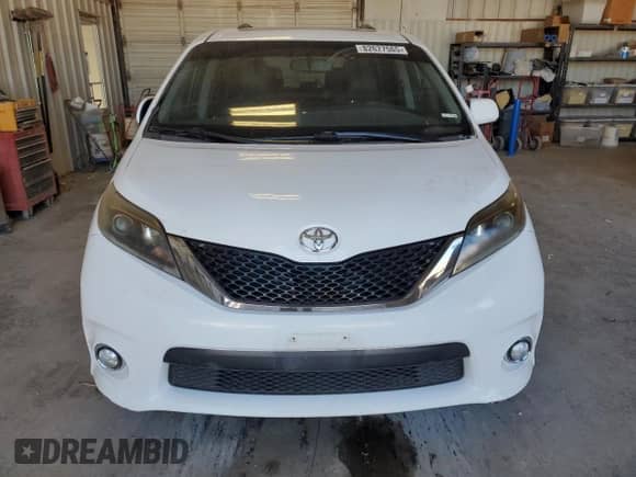 2017 Toyota Sienna SE with VIN 5TDXZ3DC3HS799372, listed as a Copart auction lot 82627565 with 140,739 mi miles and Clean title. Bid and sale history available at DreamBid. Image 5.