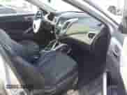 2013 Hyundai Veloster w/Black Int z VIN KMHTC6AD1DU096921, wystawiony jako IAAI lot #43332519 z przebiegiem 30 553 mil mil oraz . Historia ofert i sprzedaży dostępna na DreamBid. Obrazek 5.