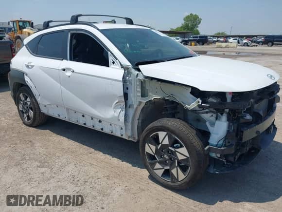 2025 Hyundai Kona SEL Convenience z VIN KM8HC3AB6SU234923, wystawiony jako IAAI lot #42886602 z przebiegiem Nie podano mil oraz . Historia ofert i sprzedaży dostępna na DreamBid. Obrazek 1.