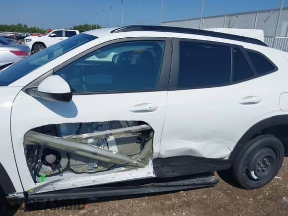 2025 Chevrolet Trax LT z VIN KL77LHEP1SC001764, wystawiony jako IAAI lot #43015302 z przebiegiem 5 598 mil mil oraz . Historia ofert i sprzedaży dostępna na DreamBid. Obrazek 6.