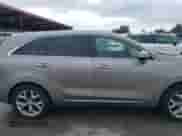 2017 Kia Sorento SXL z VIN 5XYPK4A50HG314022, wystawiony jako IAAI lot #41340327 z przebiegiem 97 130 mil mil oraz . Historia ofert i sprzedaży dostępna na DreamBid. Obrazek 13.