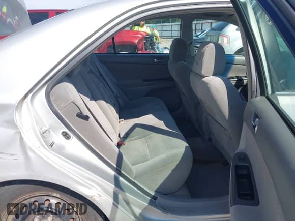 2005 Toyota Camry LE z VIN 4T1BE30K75U101223, wystawiony jako IAAI lot #43096781 z przebiegiem 185 644 mil mil oraz . Historia ofert i sprzedaży dostępna na DreamBid. Obrazek 8.