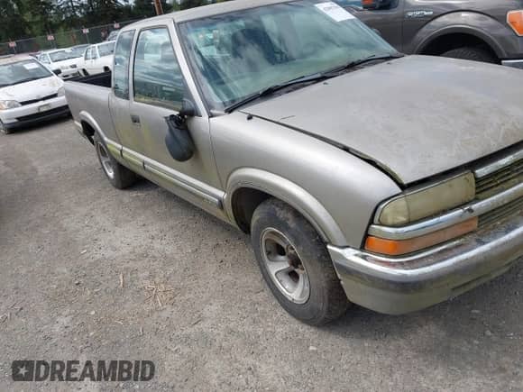 1998 Chevrolet S-10 LS with VIN 1GCCS19W8WK247445, listed as a IAAI auction lot 42087999 with Not provided miles and . Bid and sale history available at DreamBid. Image 6.