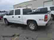 2005 GMC Sierra 1500 SLE z VIN 2GTEK13T751180214, wystawiony jako Copart lot #84294625 z przebiegiem 174 546 mil mil oraz Czysty tytuł • Clean title. Historia ofert i sprzedaży dostępna na DreamBid. Obrazek 2.