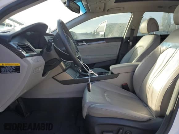 2015 Hyundai Sonata Sport с VIN 5NPE34AF2FH091033, выставлен на аукционе Copart как лот 87308665 с пробегом 93 704 миль миль и Списание • Salvage title. История ставок и продаж доступна на DreamBid. Изображение 7.