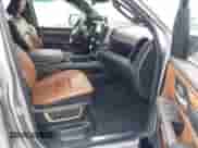 2022 Ram 1500 Longhorn z VIN 1C6SRFKT1NN426449, wystawiony jako IAAI lot #43134719 z przebiegiem 26 496 mil mil oraz . Historia ofert i sprzedaży dostępna na DreamBid. Obrazek 5.