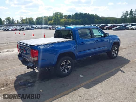 2016 Toyota Tacoma TRD Sport z VIN 3TMCZ5AN5GM037465, wystawiony jako IAAI lot #43223951 z przebiegiem 164 160 mil mil oraz . Historia ofert i sprzedaży dostępna na DreamBid. Obrazek 4.