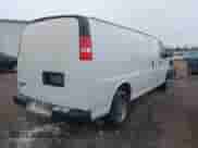 2018 Chevrolet Express Cargo z VIN 1GCWGBFG4J1326904, wystawiony jako IAAI lot #41969074 z przebiegiem 74 710 mil mil oraz . Historia ofert i sprzedaży dostępna na DreamBid. Obrazek 4.