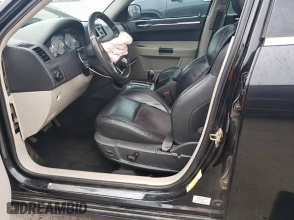 2006 Chrysler 300 C SRT-8 z VIN 2C3LA73W06H288324, wystawiony jako Copart lot #69744735 z przebiegiem 257 809 mil mil oraz Szkoda całkowita • Salvage title. Historia ofert i sprzedaży dostępna na DreamBid. Obrazek 7.