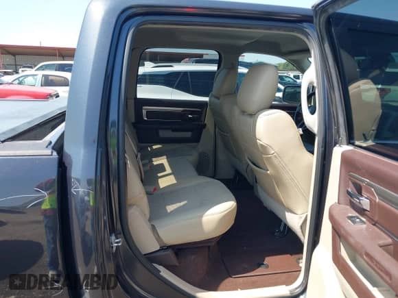 2018 Ram 1500 Big Horn z VIN 1C6RR6LT1JS132672, wystawiony jako IAAI lot #43161381 z przebiegiem 136 924 mil mil oraz . Historia ofert i sprzedaży dostępna na DreamBid. Obrazek 8.