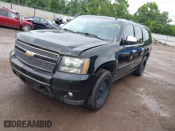 2009 Chevrolet Suburban LTZ z VIN 1GNFK36399R290858, wystawiony jako IAAI lot #42738830 z przebiegiem 214 790 mil mil oraz . Historia ofert i sprzedaży dostępna na DreamBid. Obrazek 2.