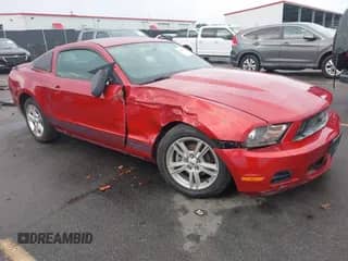 2010 Ford Mustang V6 z VIN 1ZVBP8AN7A5136964, wystawiony jako IAAI lot #43284940 z przebiegiem 105 180 mil mil oraz . Historia ofert i sprzedaży dostępna na DreamBid. Obrazek 1.