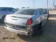 2021 Chrysler 300 S z VIN 2C3CCABGXMH549893, wystawiony jako IAAI lot #42982981 z przebiegiem 90 497 mil mil oraz . Historia ofert i sprzedaży dostępna na DreamBid. Obrazek 4.