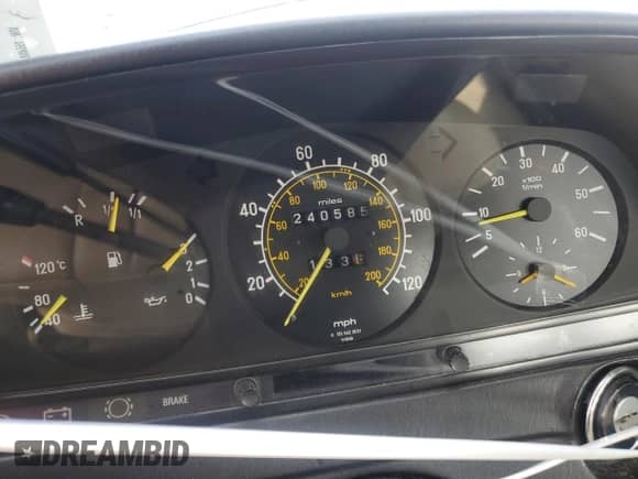 1984 Mercedes-Benz 300 D z VIN WDBAB33A9EA155408, wystawiony jako Copart lot #63378415 z przebiegiem 240 585 mil mil oraz Szkoda całkowita • Salvage title. Historia ofert i sprzedaży dostępna na DreamBid. Obrazek 9.