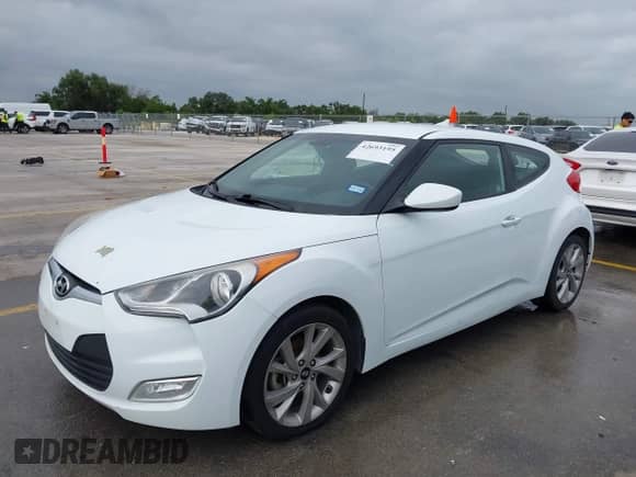 2017 Hyundai Veloster Value Edition z VIN KMHTC6AD7HU304774, wystawiony jako IAAI lot #42693195 z przebiegiem 102 427 mil mil oraz . Historia ofert i sprzedaży dostępna na DreamBid. Obrazek 2.