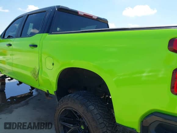 2022 Chevrolet Silverado 1500 RST z VIN 1GCUDEED7NZ585337, wystawiony jako IAAI lot #42092773 z przebiegiem 37 402 mil mil oraz . Historia ofert i sprzedaży dostępna na DreamBid. Obrazek 18.