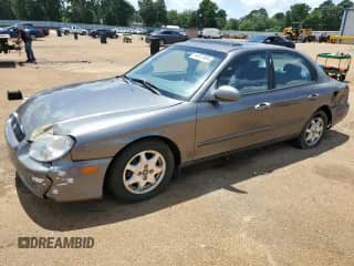 2001 Hyundai Sonata GLS z VIN KMHWF35V61A477442, wystawiony jako Copart lot #64907884 z przebiegiem 160 326 mil mil oraz Szkoda całkowita • Salvage title. Historia ofert i sprzedaży dostępna na DreamBid. Obrazek 1.