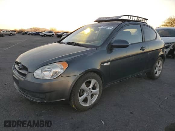 2008 Hyundai Accent SE z VIN KMHCN36C68U056462, wystawiony jako Copart lot #85930225 z przebiegiem 135 850 mil mil oraz Czysty tytuł • Clean title. Historia ofert i sprzedaży dostępna na DreamBid. Obrazek 1.